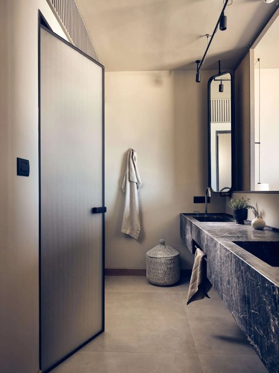 Modernes Badezimmerdesign im Deluxe Zimmer mit stilvollem Waschtisch