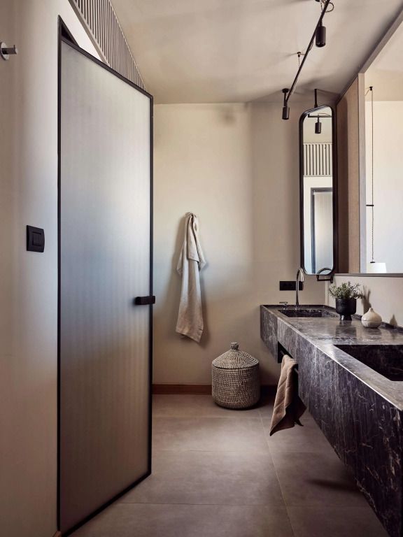 Modernes Badezimmer mit eleganter Einrichtung und geräumigem Waschbeckenbereich.