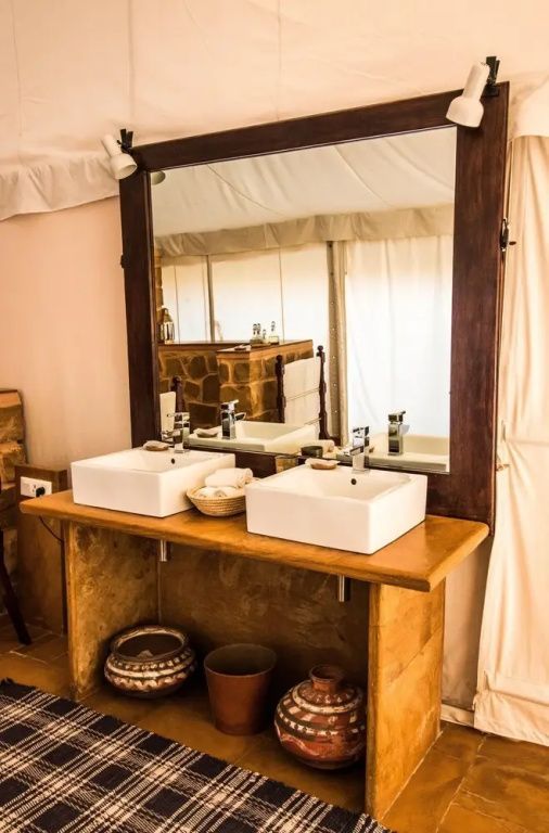 Elegantes Badezimmer mit Doppelwaschbecken in der Zelt-Suite