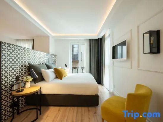 Lichtdurchflutete Junior-Suite mit großem Doppelbett und modernem Dekor.