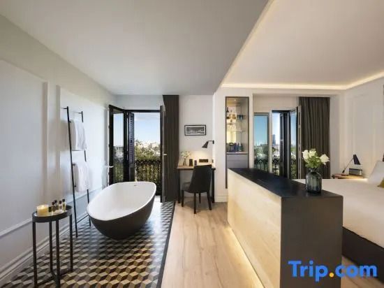 Luxuriöses Badezimmer mit freistehender Badewanne und Zugang zum Balkon in der Suite des Hotels