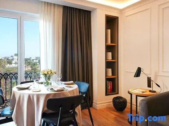 Essbereich neben Fenster mit gedecktem Tisch in der Suite des Hotels Serras Barcelona