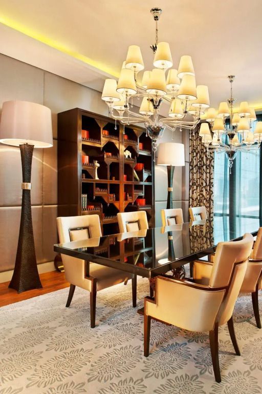 Elegantes Esszimmer mit großen Kronleuchtern und stilvollen Stühlen