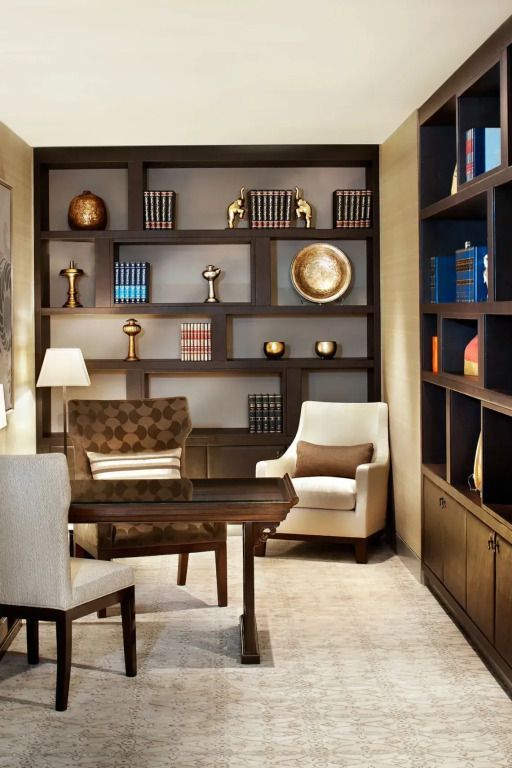 Bibliothek mit eleganten Regalen und komfortablen Sesseln
