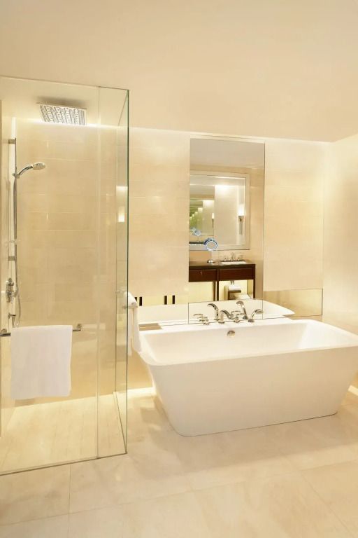 Modernes Badezimmer mit freistehender Badewanne und Glasdusche