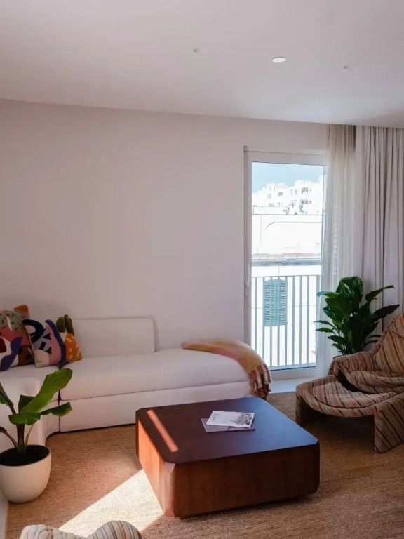 Gemütliches Wohnzimmer mit Sofa und großem Fenster im The Standard Ibiza.