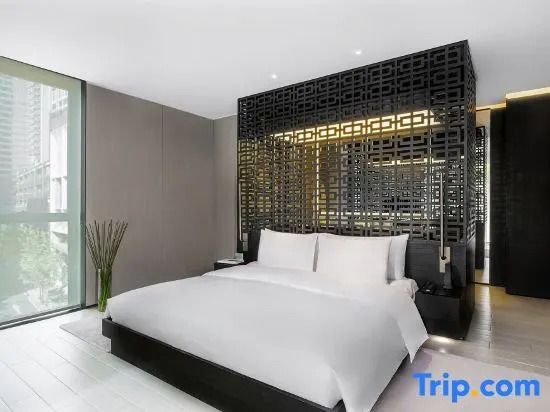 Modernes Schlafzimmer im Upper House Chengdu mit elegantem Raumteiler und großen Fenstern