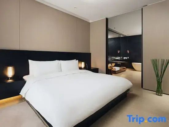 Geräumiges Schlafzimmer mit direktem Zugang zum luxuriösen Badezimmer im Upper House Chengdu