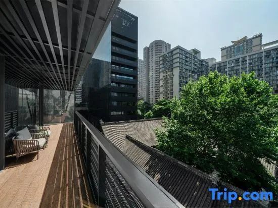 Aussicht von der Terrasse des Upper House Chengdu mit Blick auf die Stadtlandschaft