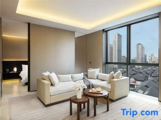 Gemütlicher Wohnbereich im Apartment des Upper House Chengdu mit großer Fensterfront