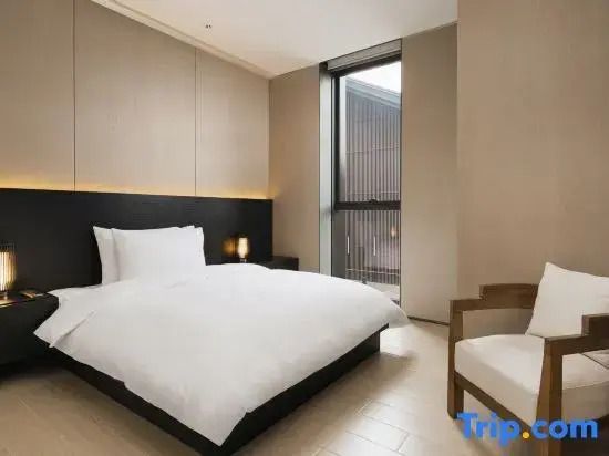 Modernes Hotelzimmer mit Doppelbett und großem Fenster in Chengdu.