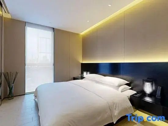 Komfortables Schlafzimmer mit großem Doppelbett und dezenter Beleuchtung.