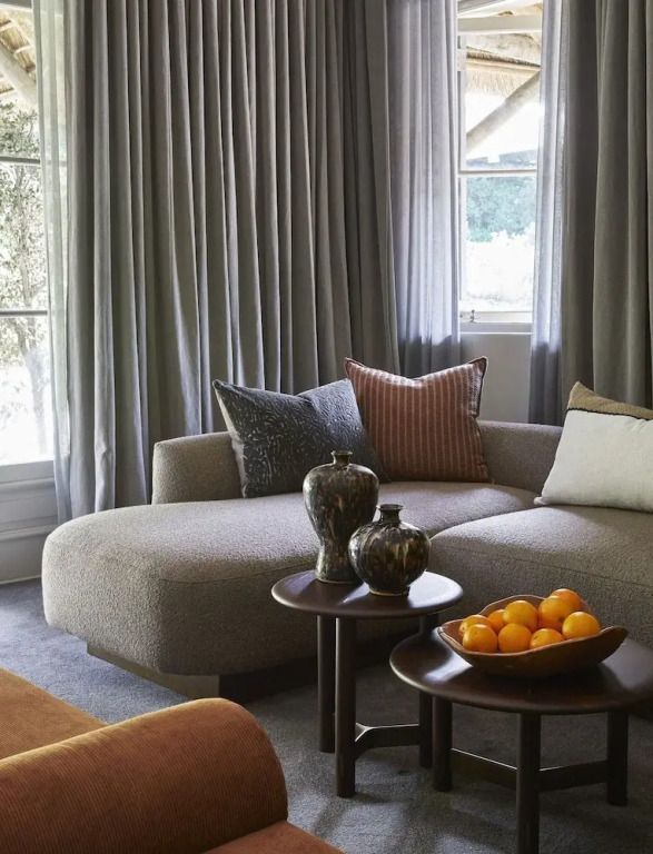 Elegantes Wohnzimmer mit grauem Sofa und dekorativen Kissen
