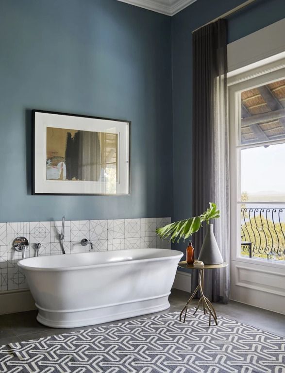 Modernes Badezimmer mit freistehender Badewanne und großem Fenster