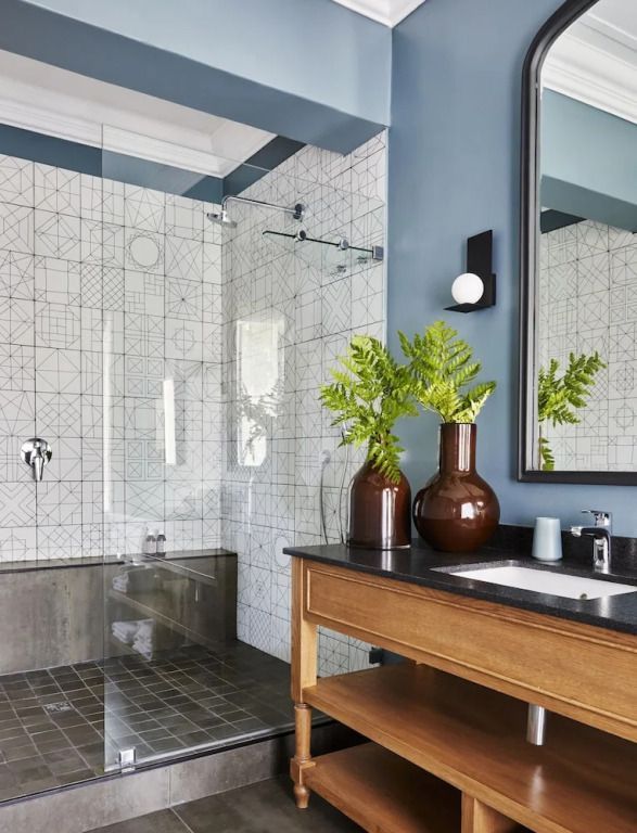Geräumige Dusche mit Mosaikfliesen und eleganter Einrichtung