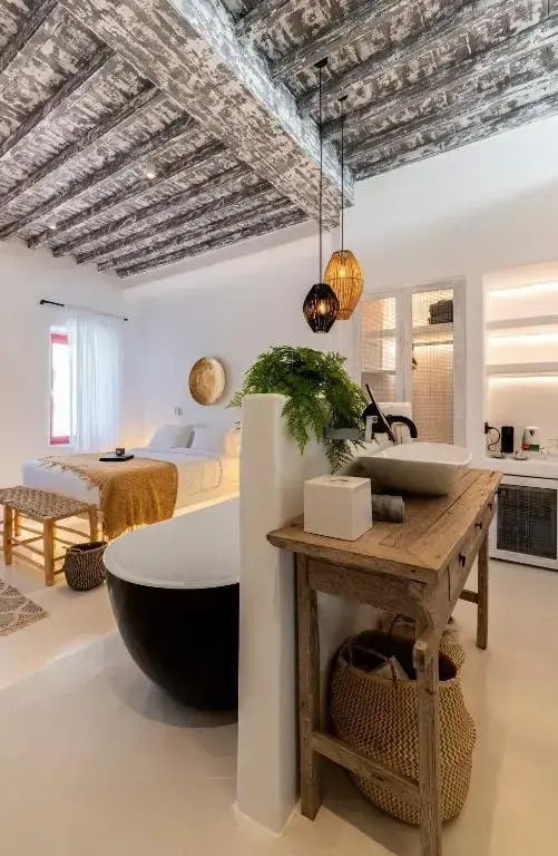 Offenes Design der Suite mit Waschbecken und gemütlicher Sitzecke.