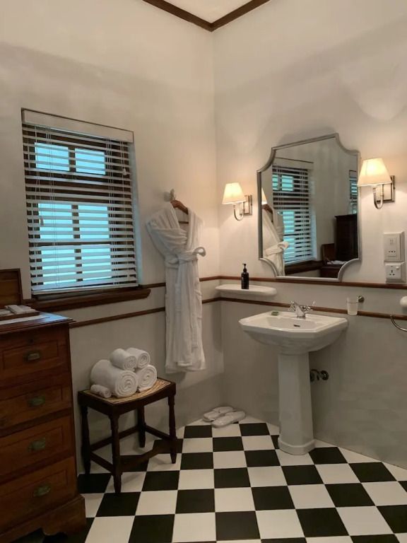 Stilvolles Badezimmer mit Waschbecken, Spiegel und Handtüchern