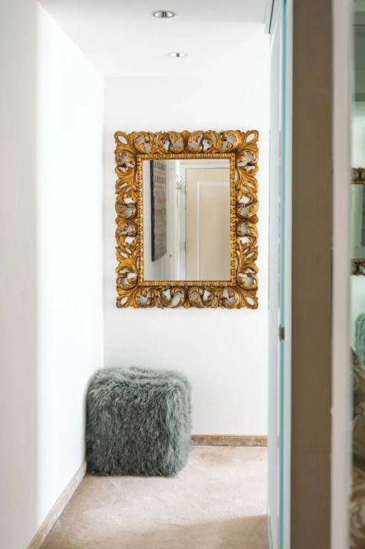 Prunkvoller Wandspiegel mit goldener Verzierung in der Deluxe Suite