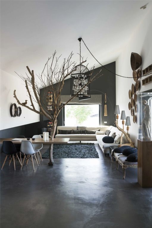 Moderne Suite mit stilvollem Interieur und originellen Baumdekorationen