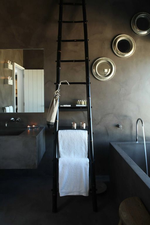 Luxuriöses Badezimmer mit dunkler Einrichtung und moderner Wanne