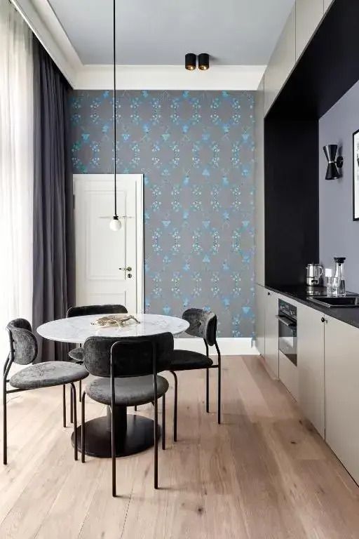 Moderne Essecke mit Tisch und Stühlen