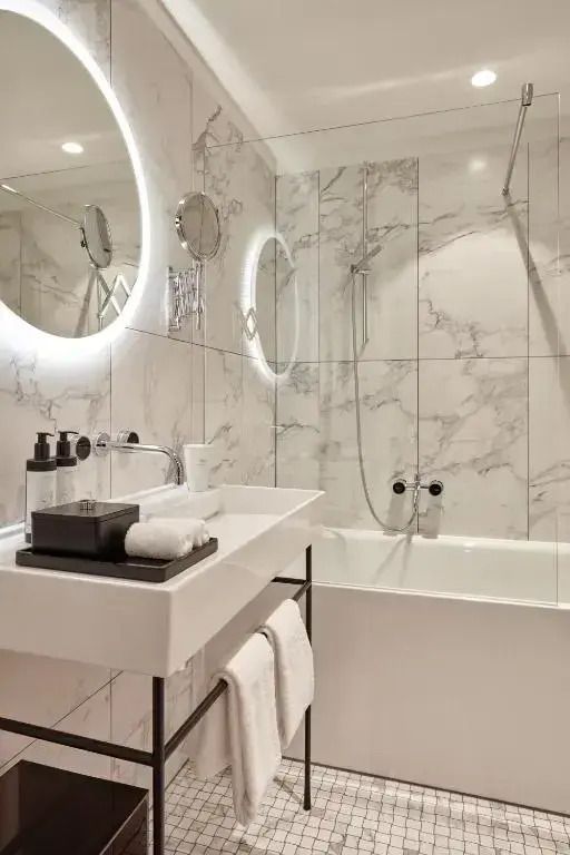 Luxuriöses Badezimmer mit eleganter Marmorverkleidung