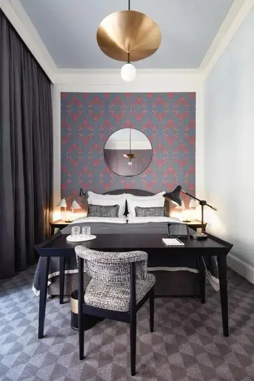 Elegantes Petite Doppel Zimmer mit stilvoller Wandgestaltung und Schreibtisch