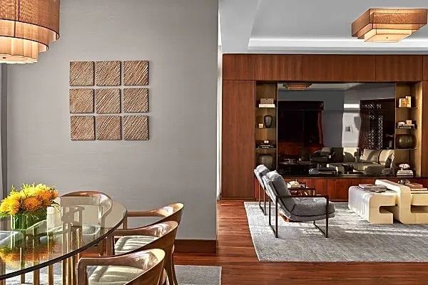 Elegantes Wohnzimmer der Ocean Penthouse Suite mit stilvoller Einrichtung.