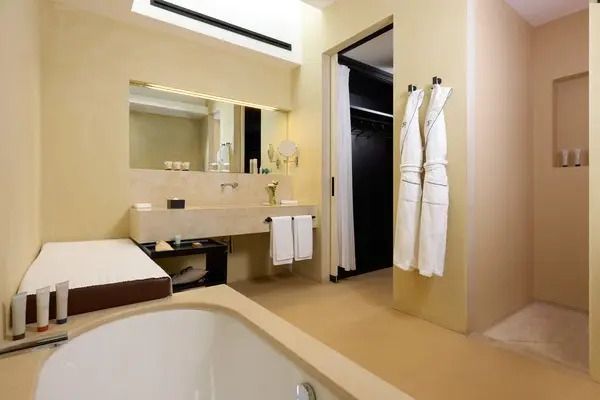 Helles Badezimmer mit moderner Ausstattung und Handtuchhalter