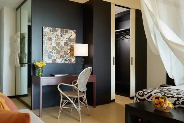 Arbeitsbereich im Deluxe Zimmer mit Schreibtisch und stilvollem Stuhl