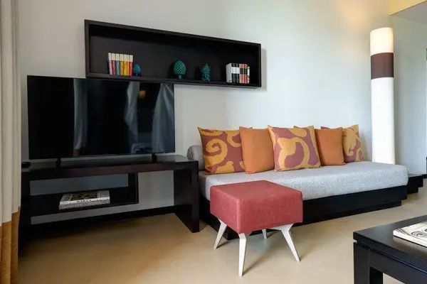 Wohnbereich mit Sofa und Flachbildfernseher im Deluxe Doppelzimmer