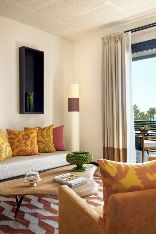 Gemütlicher Wohnbereich mit Zugang zur Terrasse und Meerblick