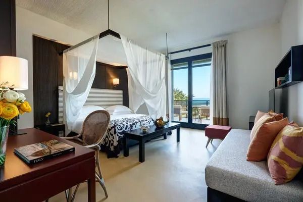Junior-Suite mit Himmelbett und Balkon im Verdura Resort