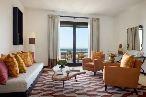 Gemütliches Wohnzimmer mit Meerblick und eleganter Einrichtung im Verdura Resort