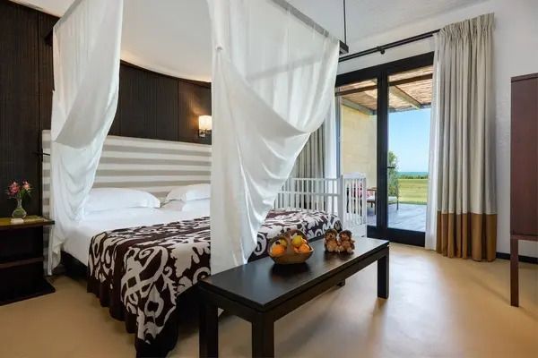 Gemütliches Schlafzimmer in der Familiensuite mit Himmelbett und Zugang zur Terrasse