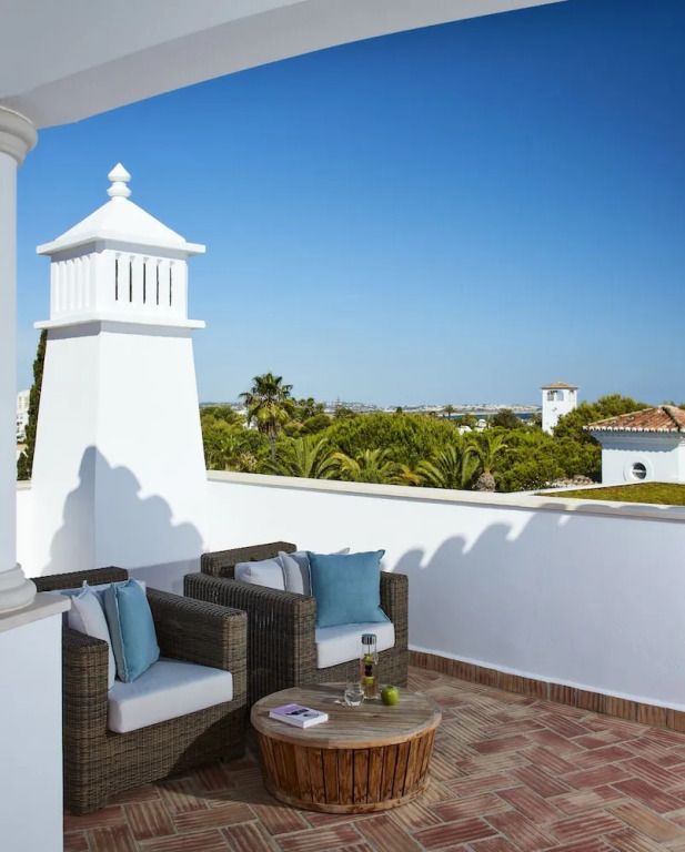 Terrasse mit Blick auf grüne Landschaft und blauen Himmel im Vila Vita Parc
