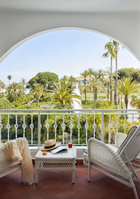 Balkon mit Sitzmöbeln und Panoramablick auf Palmen und Gärten im Vila Vita Parc.