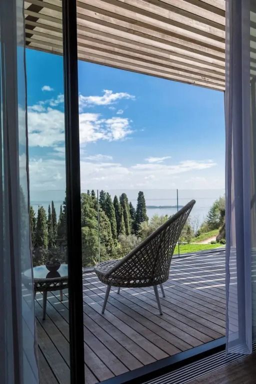 Terrasse mit Sitzgelegenheit und Blick auf die Landschaft