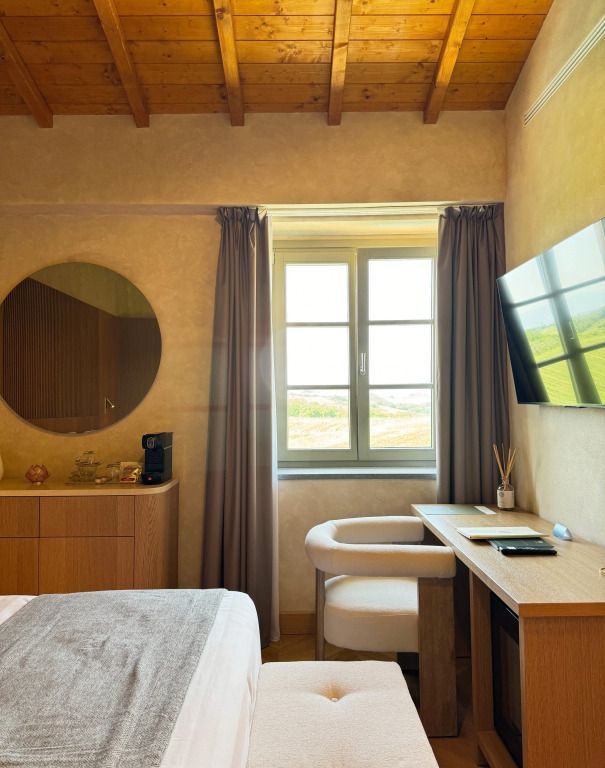 Elegante Suite mit gemütlichem Bett und modernem Dekor