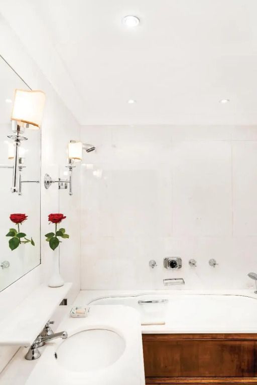 Helles Badezimmer mit modernen Armaturen und eleganter Ausstattung