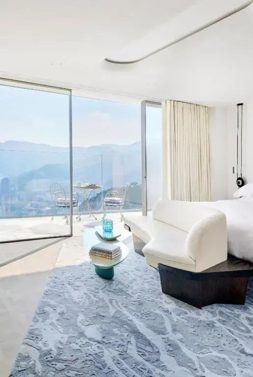 Hotelzimmer mit großer Fensterfront und atemberaubendem Meerblick