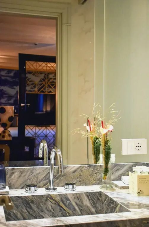 Badezimmer mit stilvollem Waschtisch und dekorativen Elementen im Hotelzimmer
