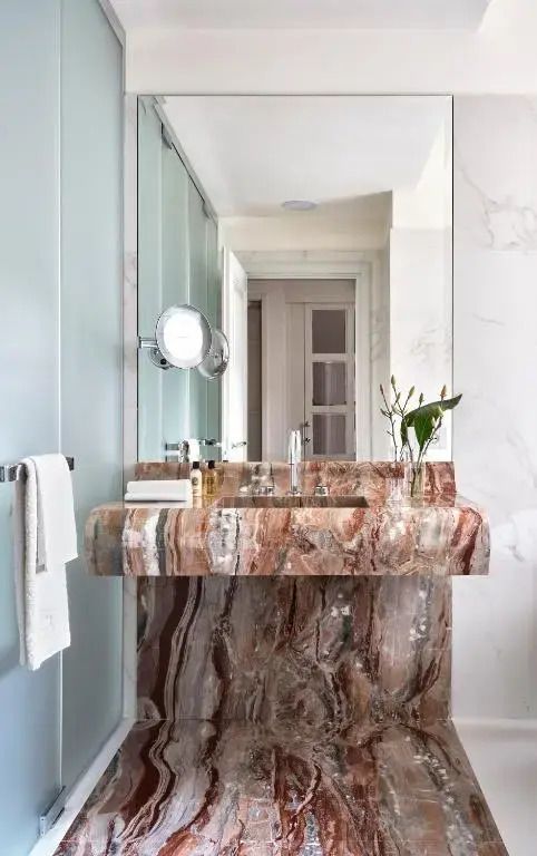 Luxuriöses Badezimmer mit Marmorwaschbecken und stilvollen Details