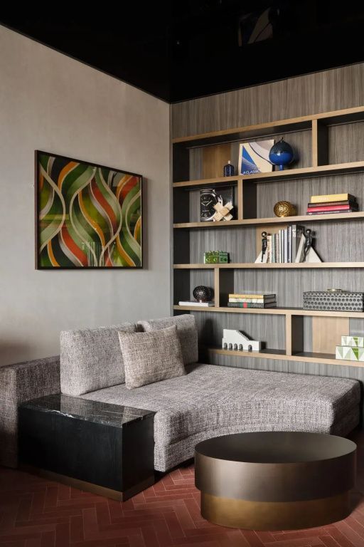 Gemütliche Sitzecke mit Kunstwerk und Regalen im Hintergrund