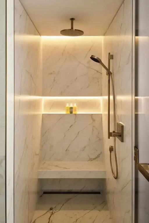 Elegante Dusche mit Marmorverkleidung und moderner Beleuchtung
