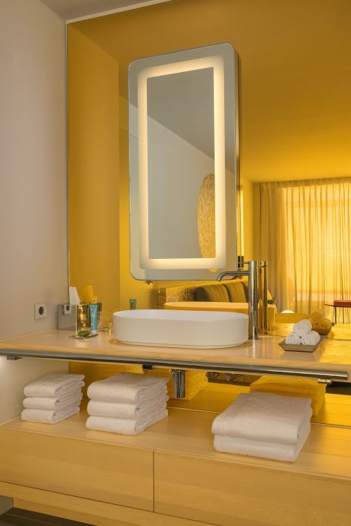 Modernes Badezimmer mit beleuchtetem Spiegel und Waschbecken