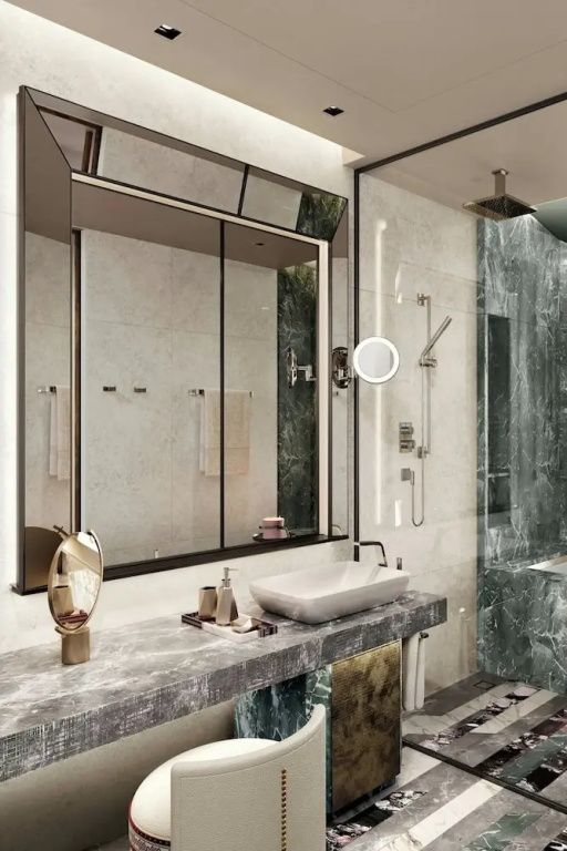 Luxuriöses Badezimmer mit großem Spiegel und moderner Dusche im Hotel W Riyadh