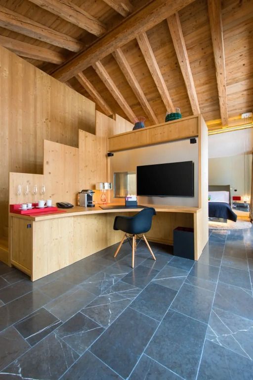 Moderner Arbeitsplatz mit Fernseher und Kaffeemaschine in Holzoptik
