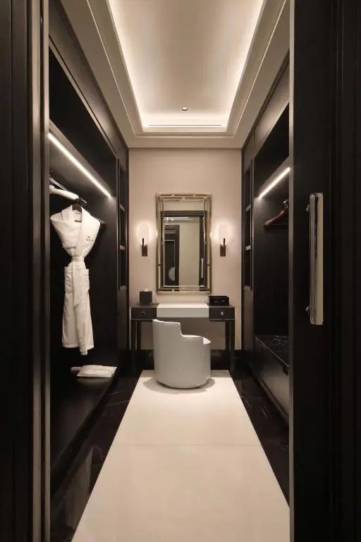 Geräumiger begehbarer Kleiderschrank der Royal Suite mit Schminktisch und eleganten Details.
