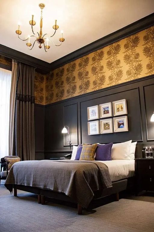 Elegantes Hotelzimmer mit Doppelbett, dekorativen Tapeten und kunstvollen Leuchten